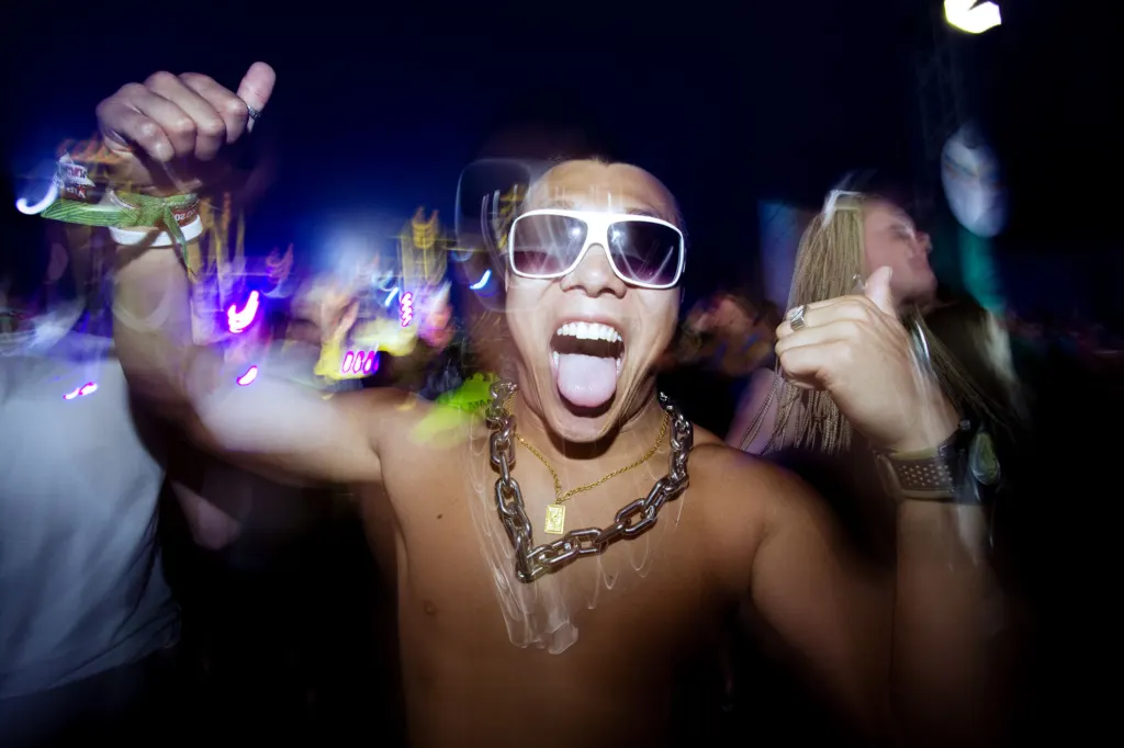 Festivalgoers and atmosphere at Global Gathering 2009